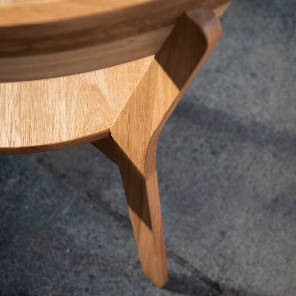 Detail der präzisen Holzverbindung am Bein des Esszimmerstuhls LUMA aus massiver Eiche