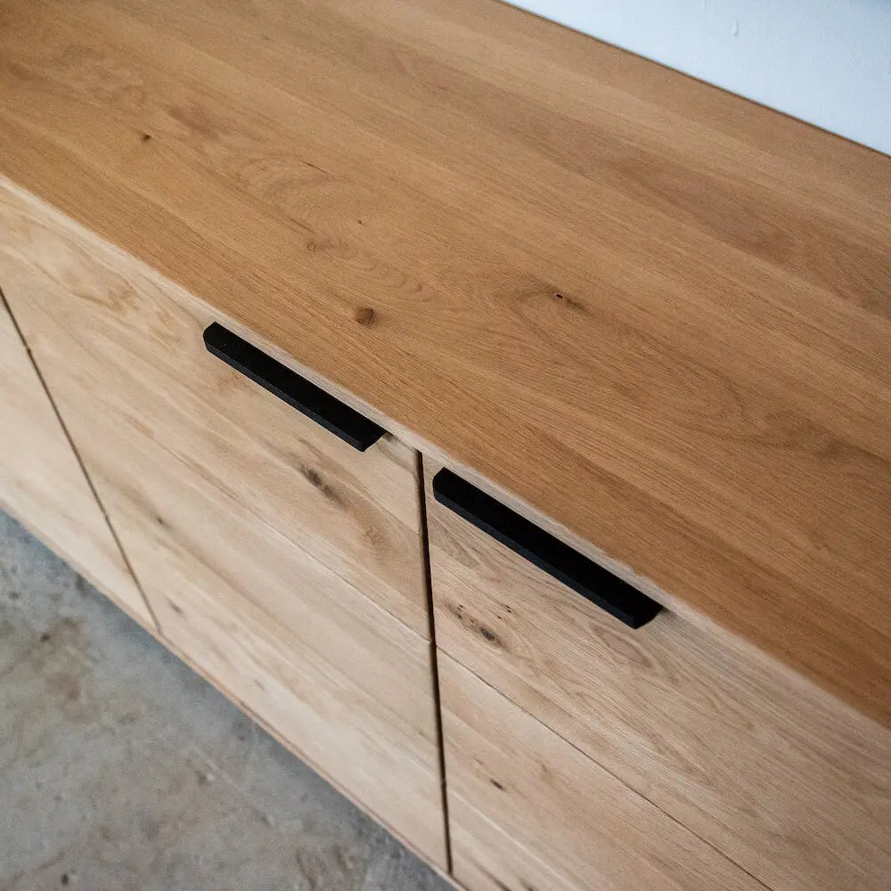 Eichenholz-Kommode mit integrierten schwarzen Griffen, modernes Design für Wohn- und Schlafzimmer.