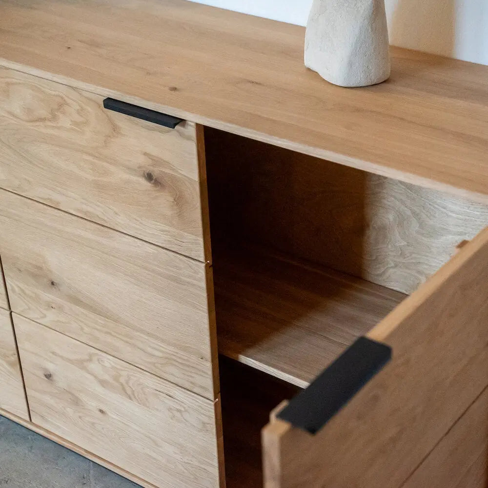Eichenholz-Kommode mit offenen Türen, schwarzer Griff, Einlegeboden, modernes Schlafzimmer-Design.