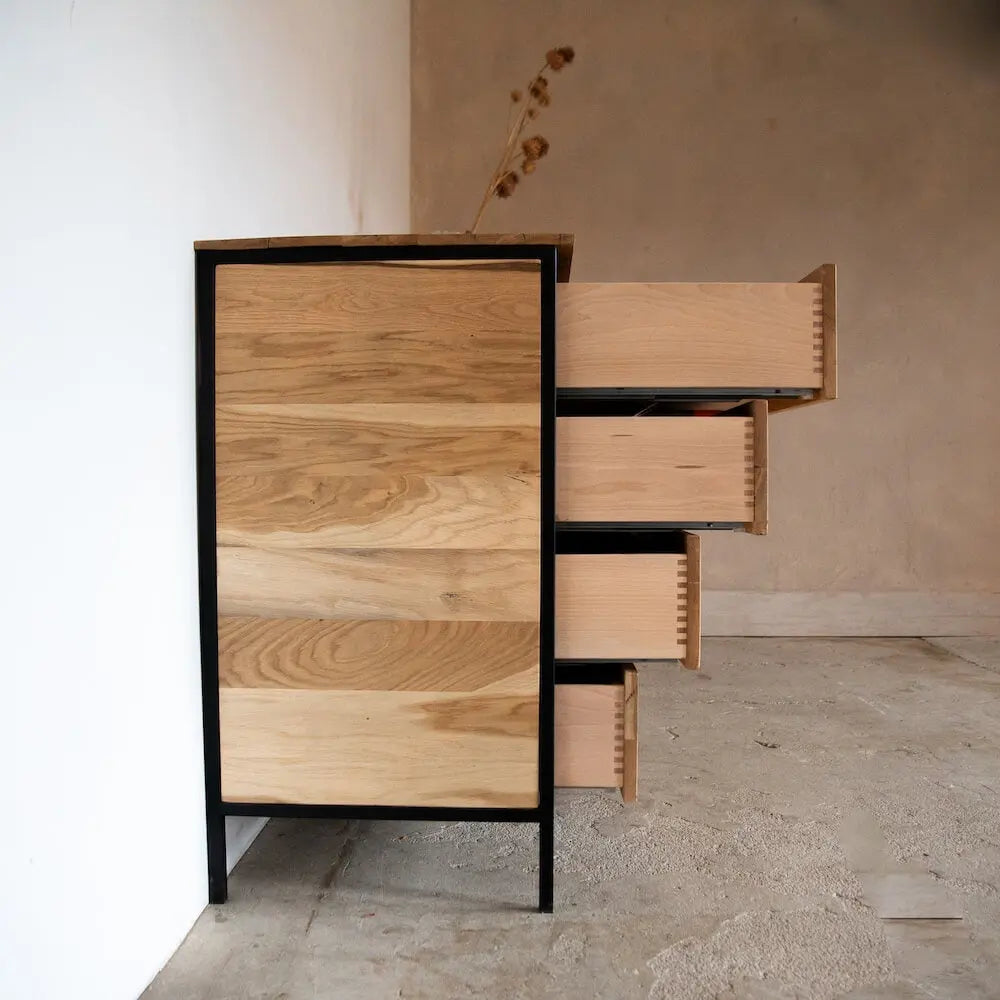 Eichenholz-Kommode mit schwarzem Metallgestell und offenen Schubladen, modernes Massivholzmöbel.