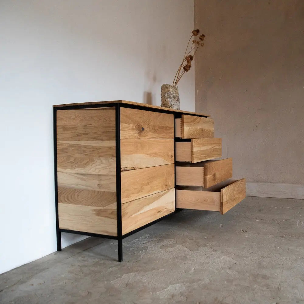 Kommode aus Eiche mit Stahlrahmen, moderne Design-Kommode mit Schubladen für Schlafzimmer.