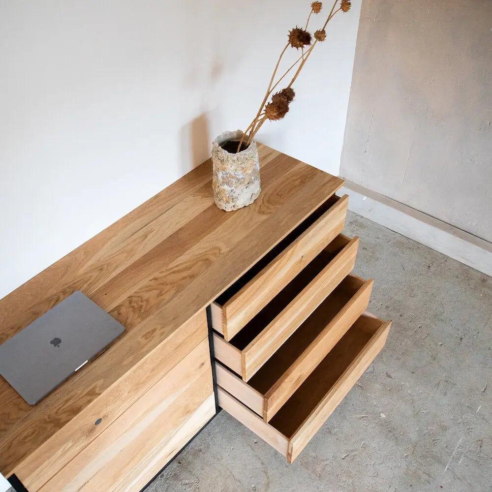 Kommode aus Holz mit Schubladen, schwarzer Rahmen, Design für Schlafzimmer oder Flur.