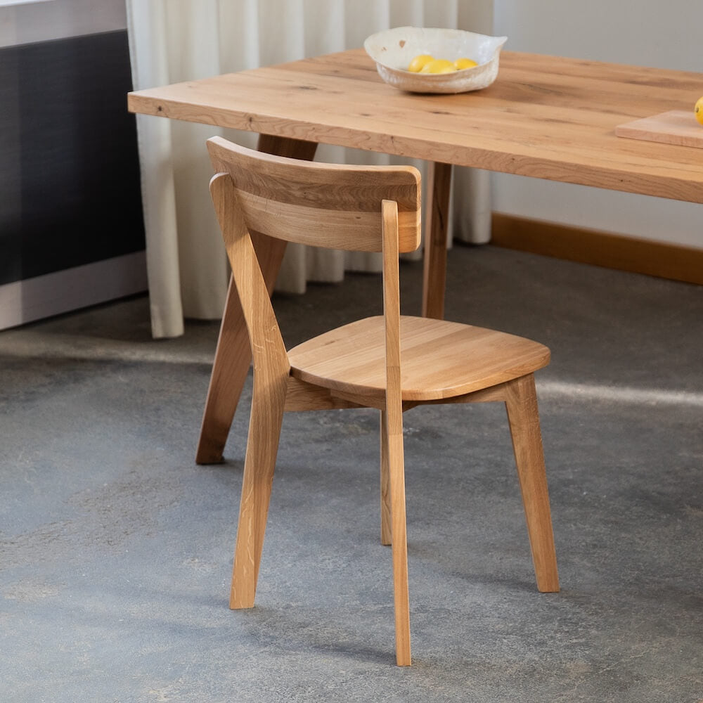LUMA Esszimmerstuhl aus Eiche am Massivholztisch – minimalistisches Design trifft handgefertigte Möbel