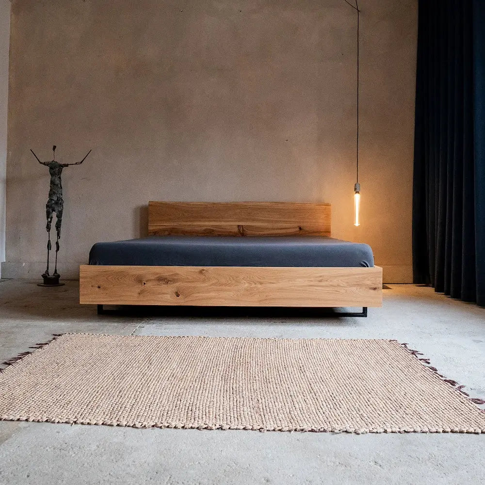 Massivholzbett aus Eiche, schlichtes Design mit Holzmaserung, Industrial-Stil.