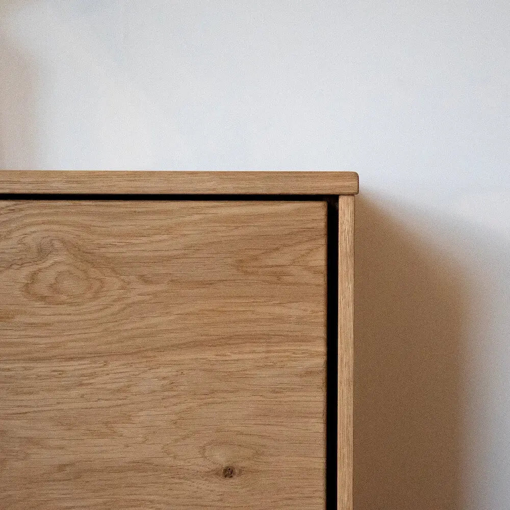 Minimalistische Eichenholz-Kommode, glatte Oberfläche, hochwertiges Design für Schlafzimmer.