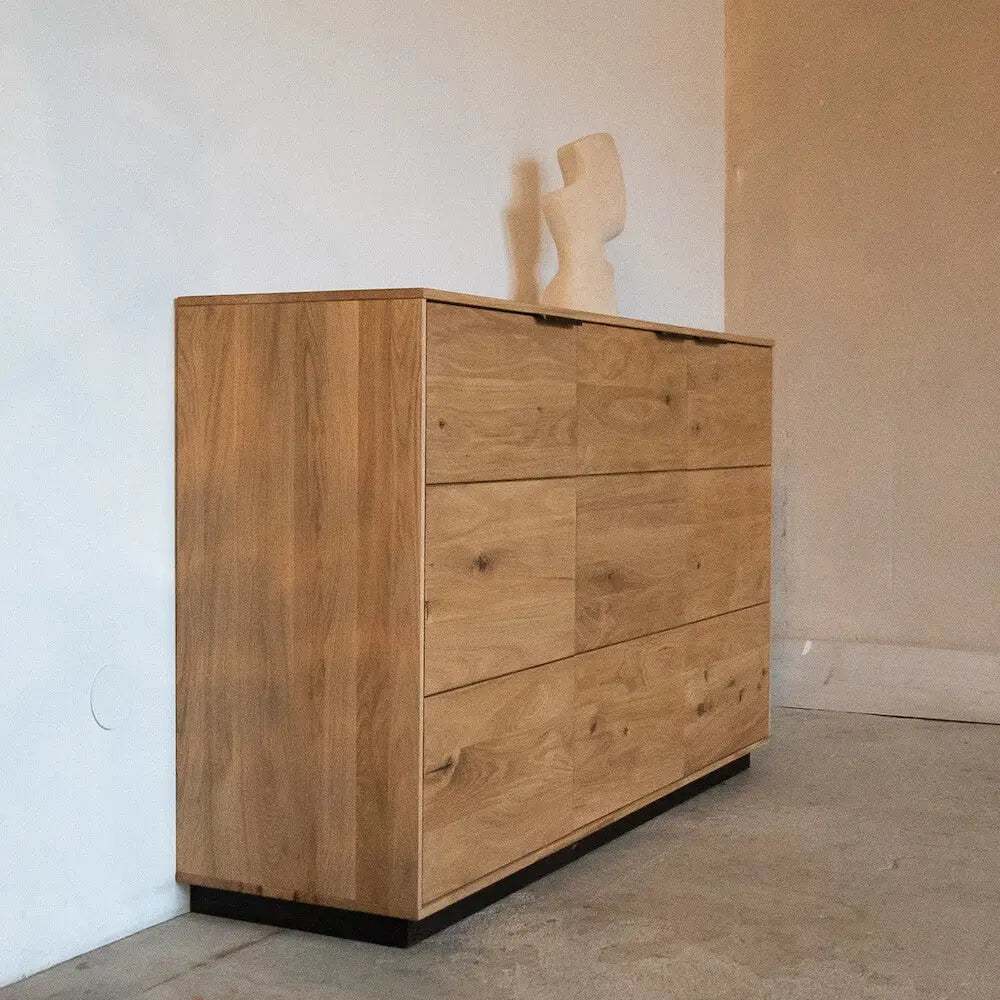 Schwebende Kommode aus Eiche, modernes Design mit Schubladen, ideal für Schlafzimmer.