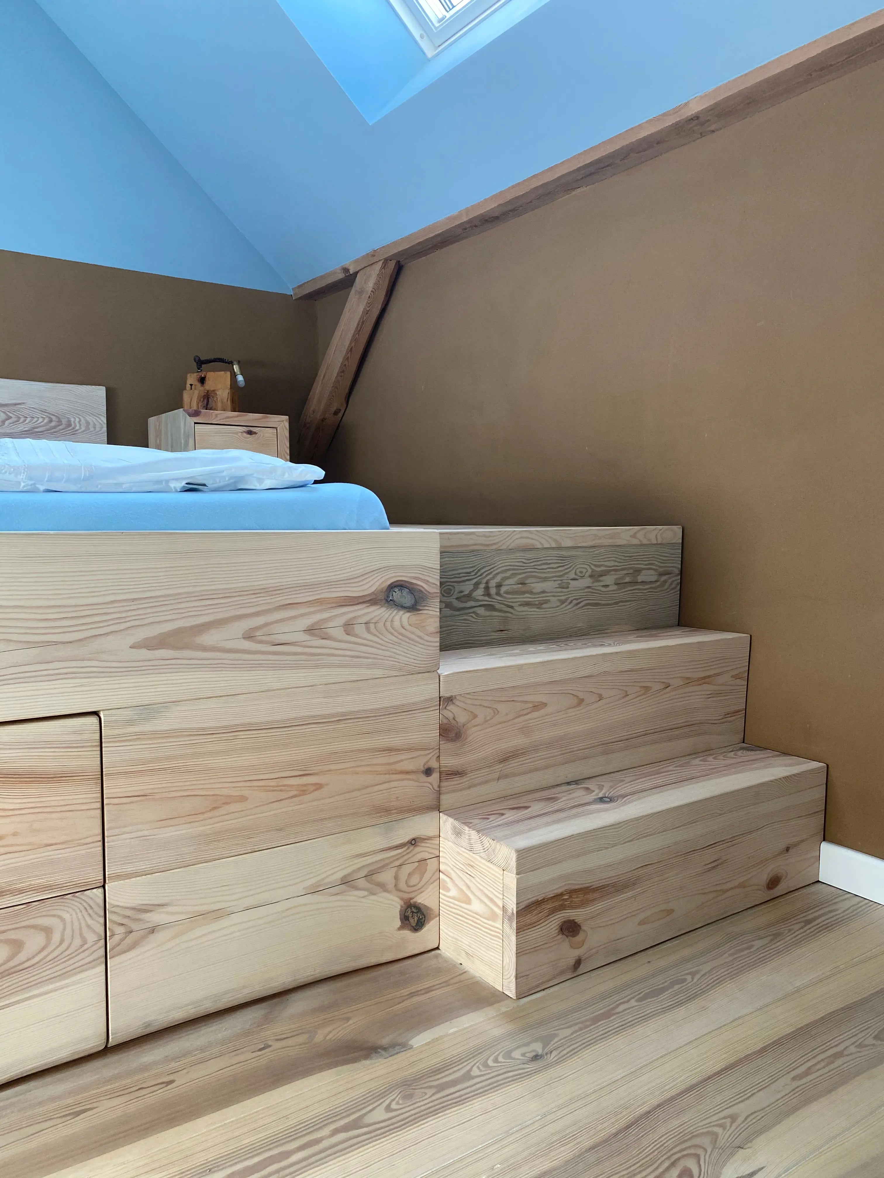 Woodboom Massivholzbett mit Stauraumtreppe – nachhaltige Möbel, minimalistisches Design & natürliche Materialien.