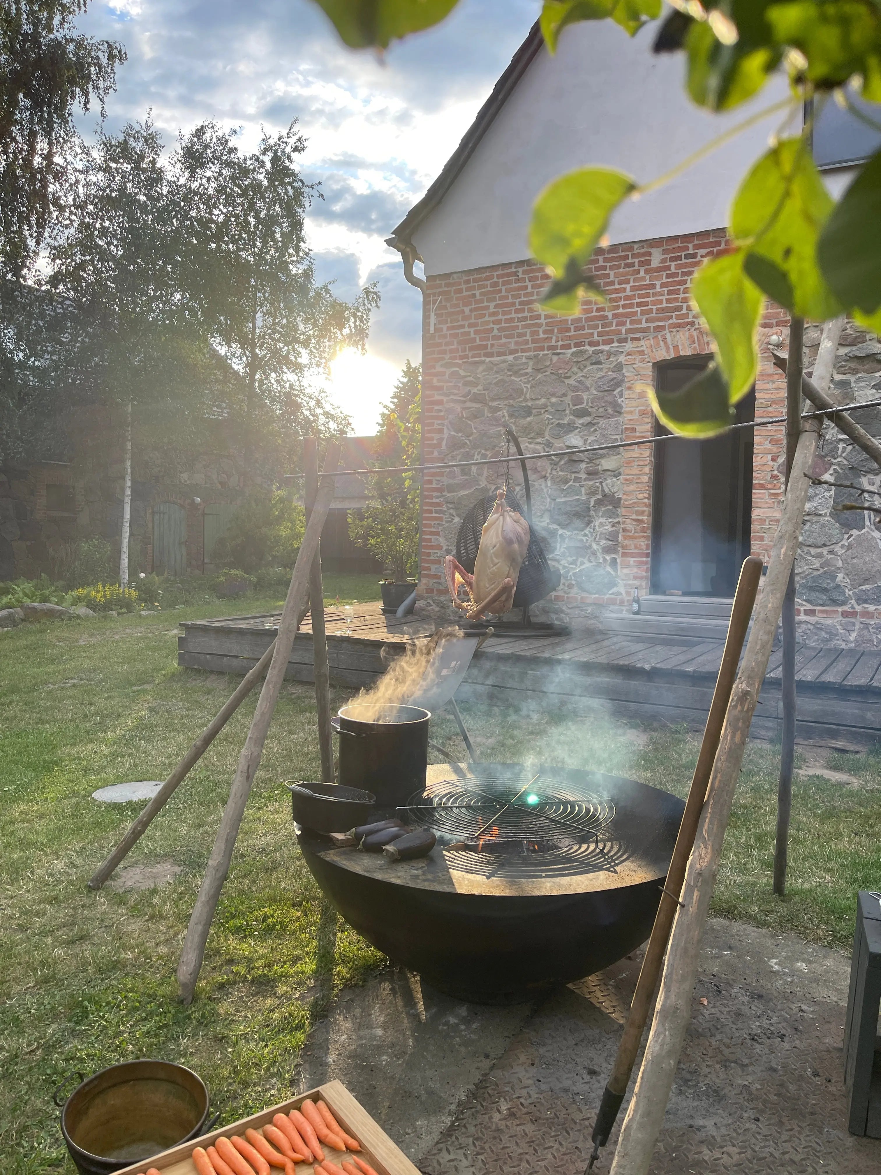 Woodboom Outdoor-Küche auf dem Birkenhof – Feuerring-Grill, offenes Feuer & gemeinsames Kocherlebnis.