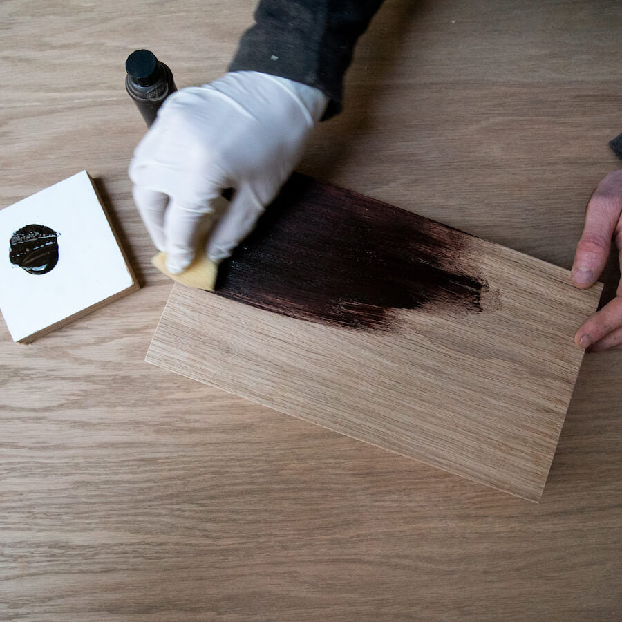 Holz wird patiniert