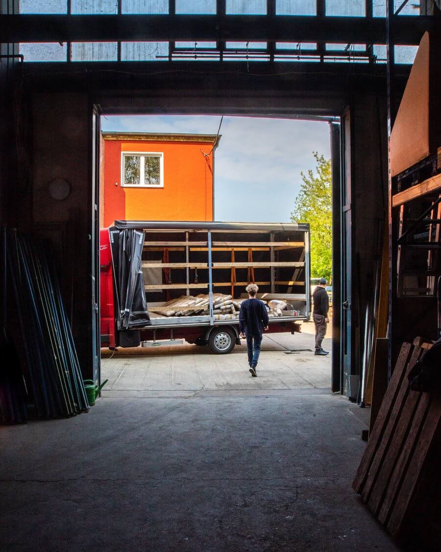 Unsere Vollholzmöbel schneller, einfacher und nachhaltiger bei Euch: woodboom’s Logistik neu gedacht