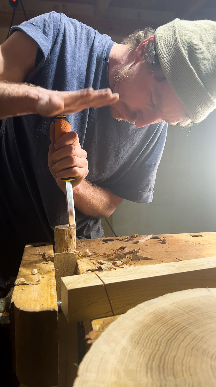 Massivholzmöbel reparieren, statt Neue zu kaufen.