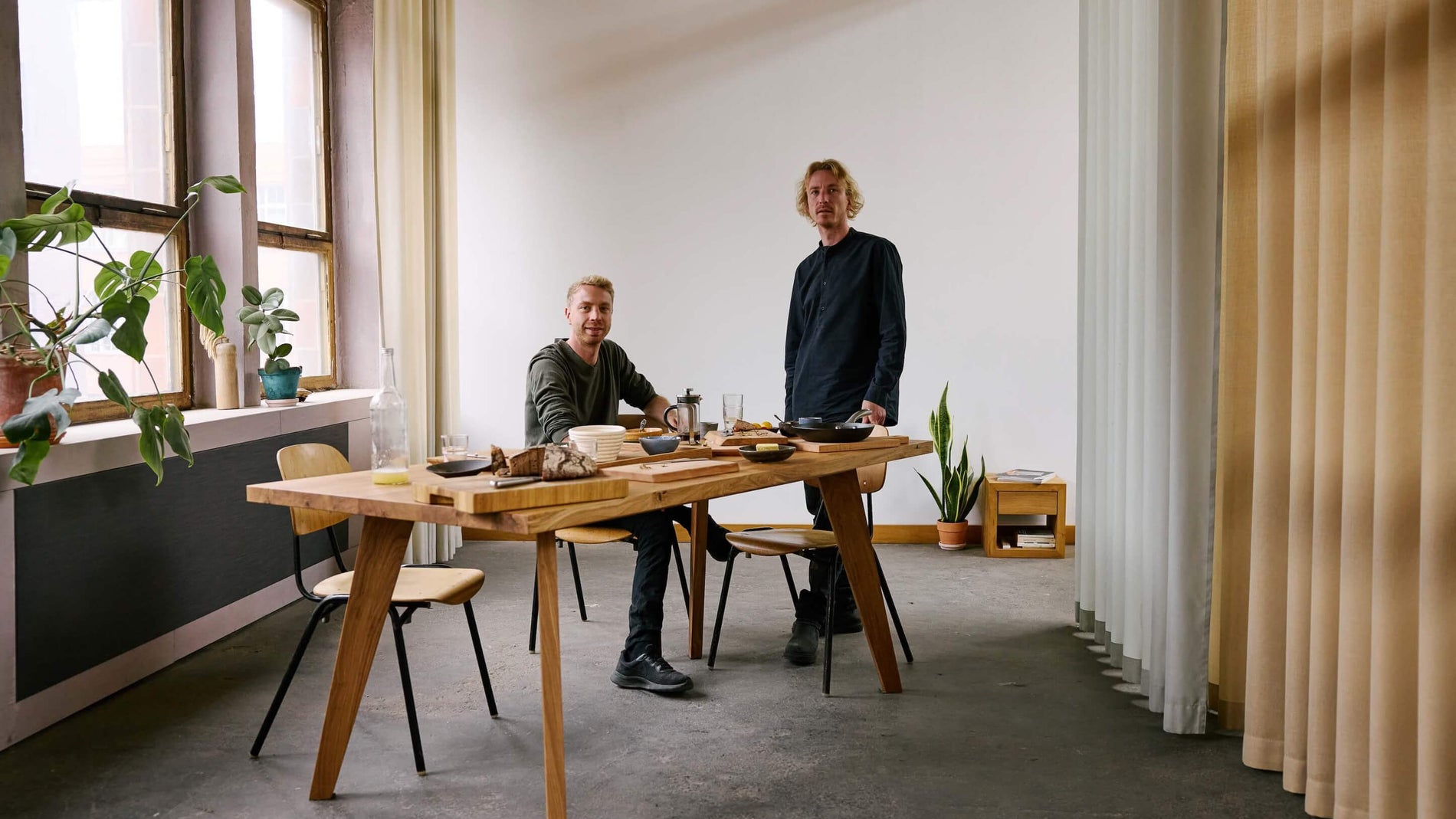 Massivholztisch mit Joschka & Mischa Olma von woodboom – nachhaltige Möbel, Design & Handwerk vereint.