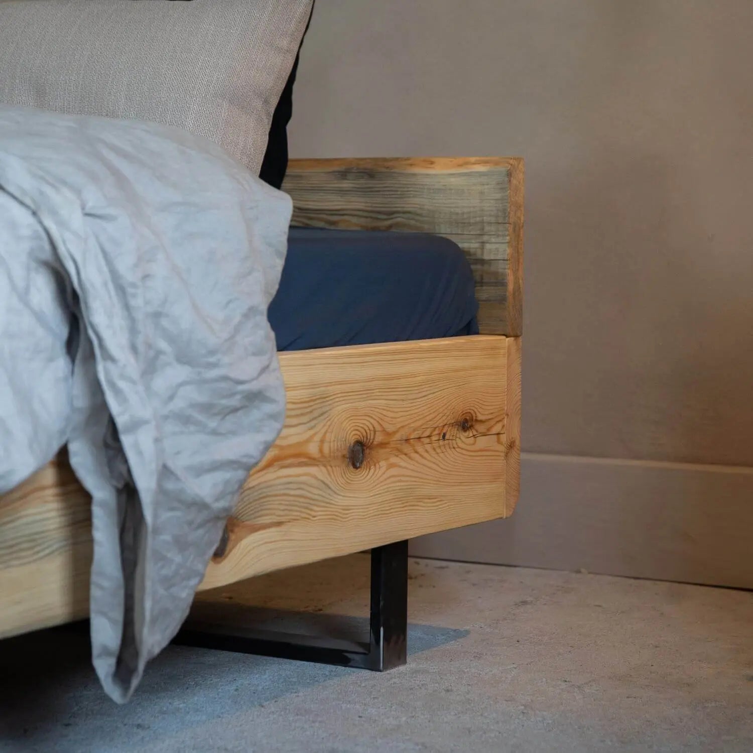 Industrial Design Bett aus Kiefernholz