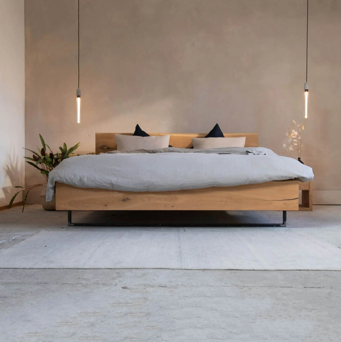 Bett Industriedesign aus Massivholz Eiche