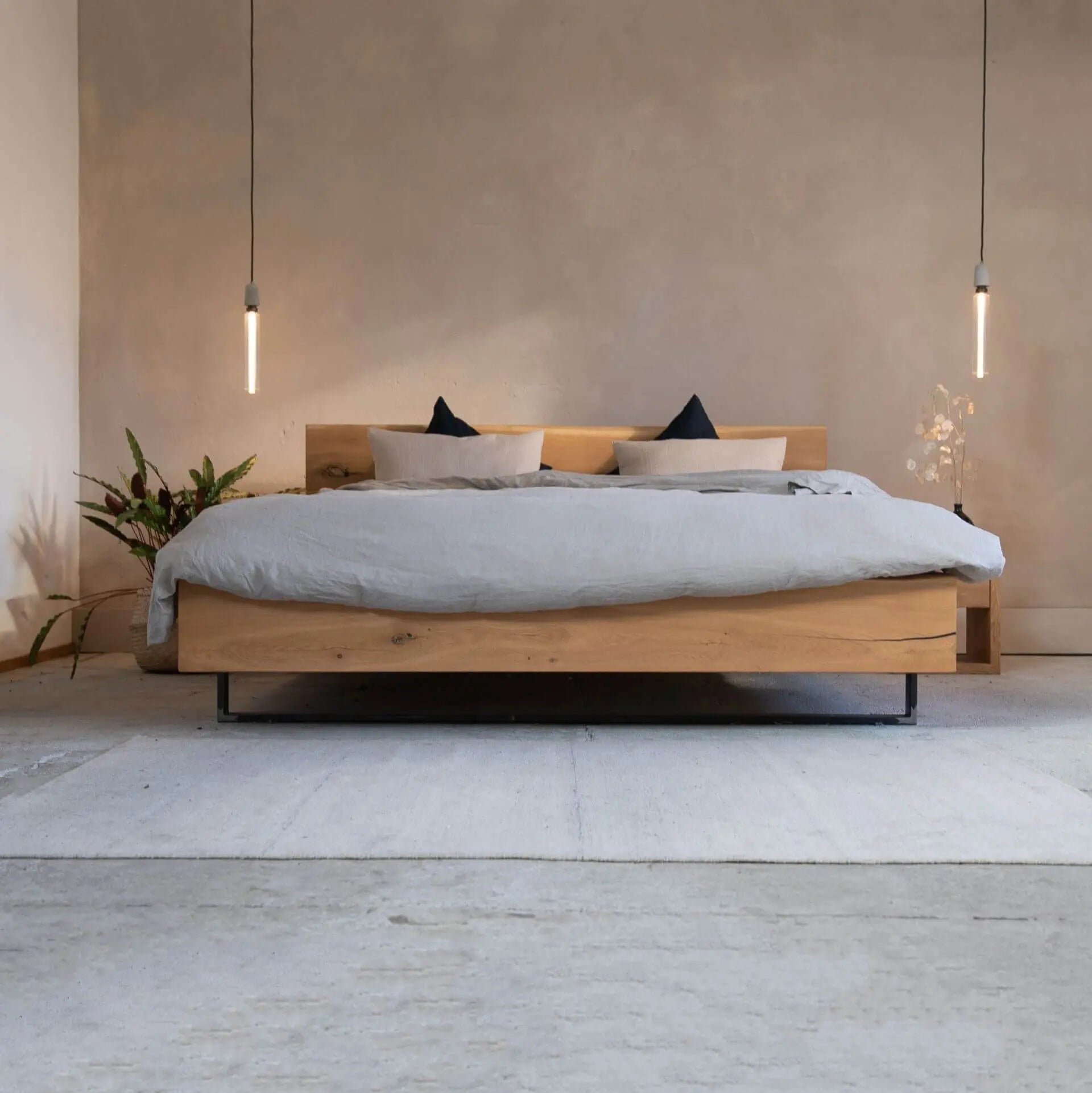 Bett Industriedesign aus Massivholz Eiche