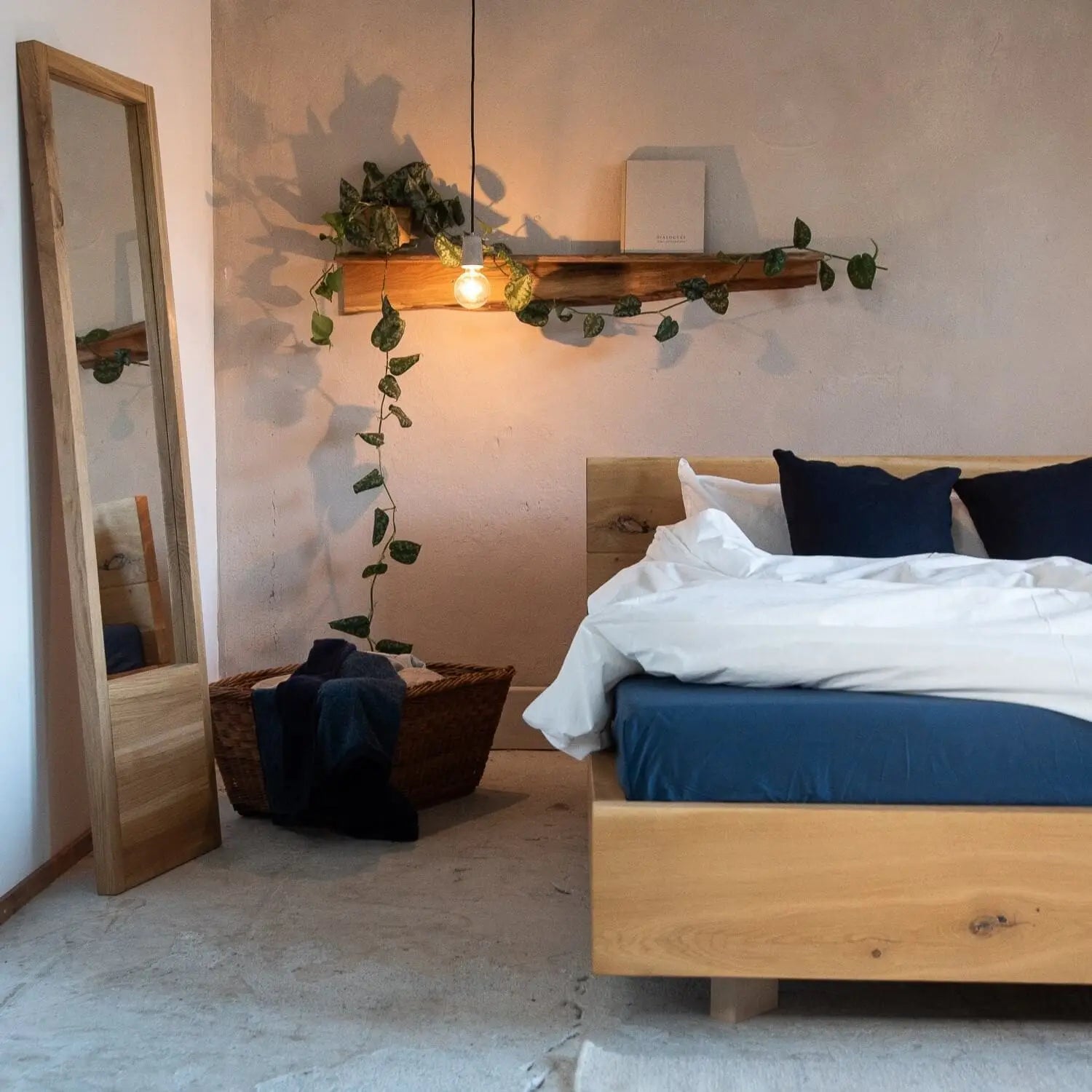 Regalbrett Eiche organisch über dem Bett