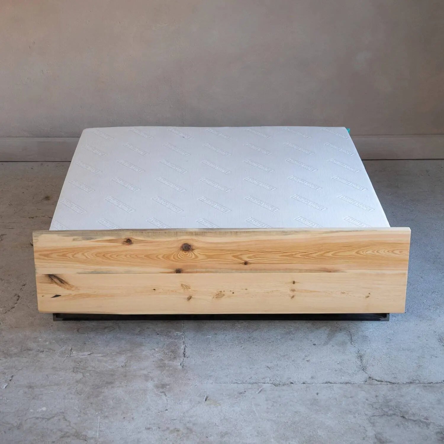 Industrial Design Bett von hinten