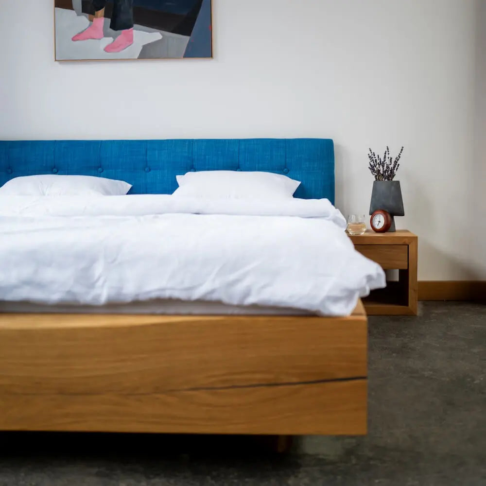 Bett "Schwebend" aus Eiche mit Designtextilkopfteil - Image #5