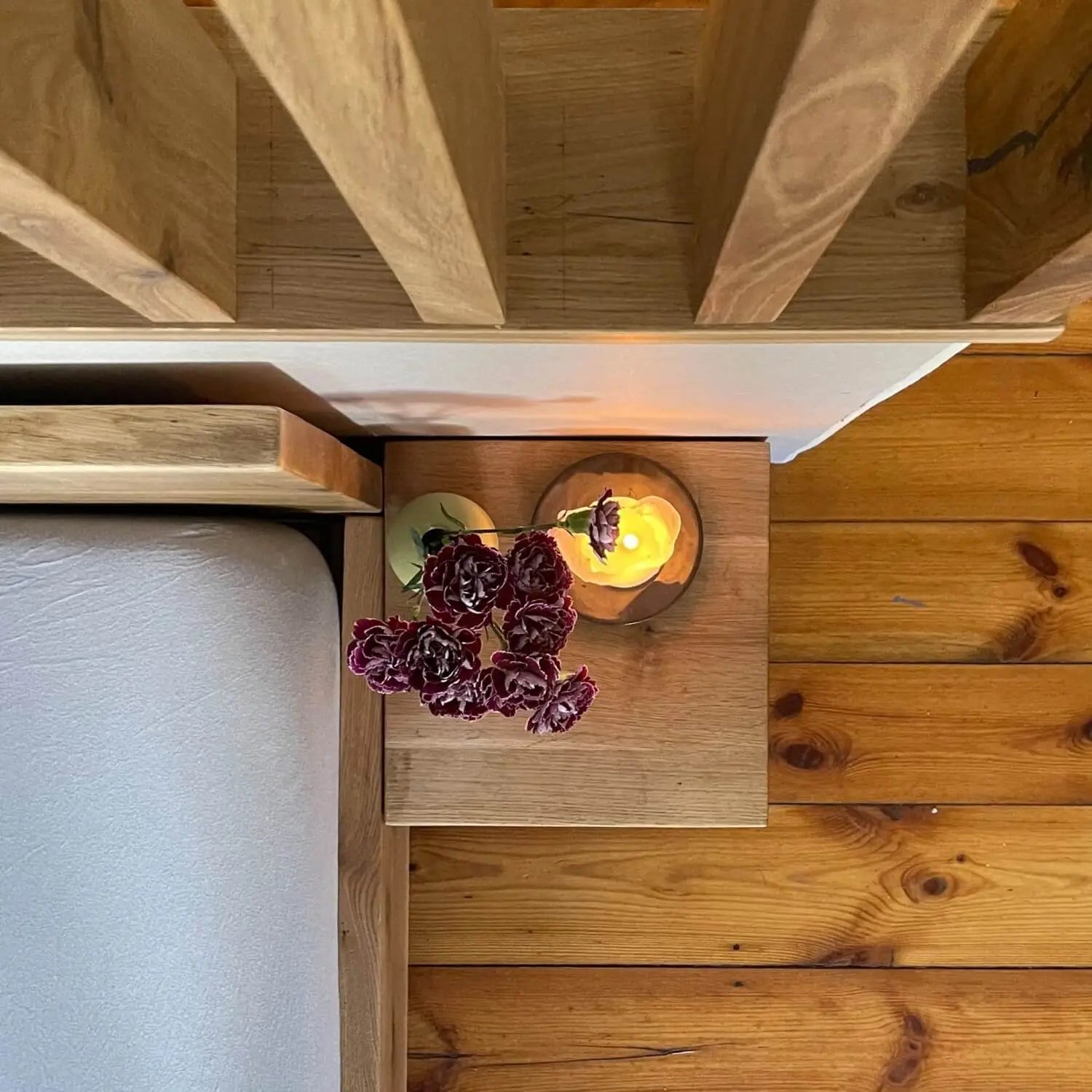 Nachttisch Eiche von oben neben dem Bett