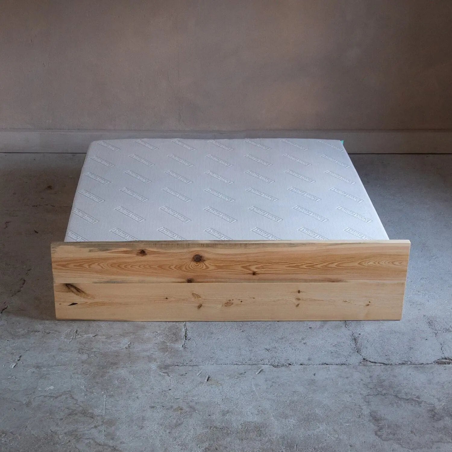 Holzbett massiv Kiefer von hinten