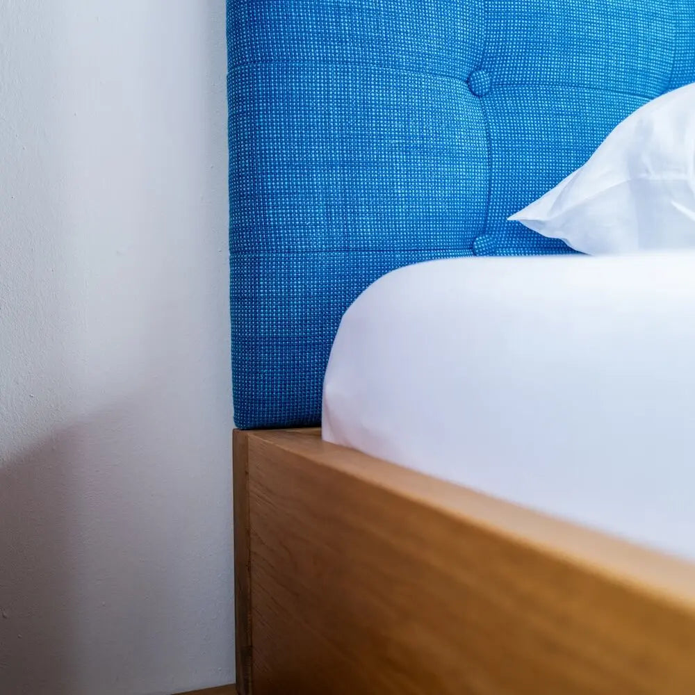 Bett "Schwebend" aus Eiche mit Designtextilkopfteil - Image #6