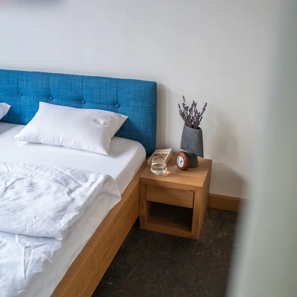 Bett "Schwebend" aus Eiche mit Designtextilkopfteil - Image #7