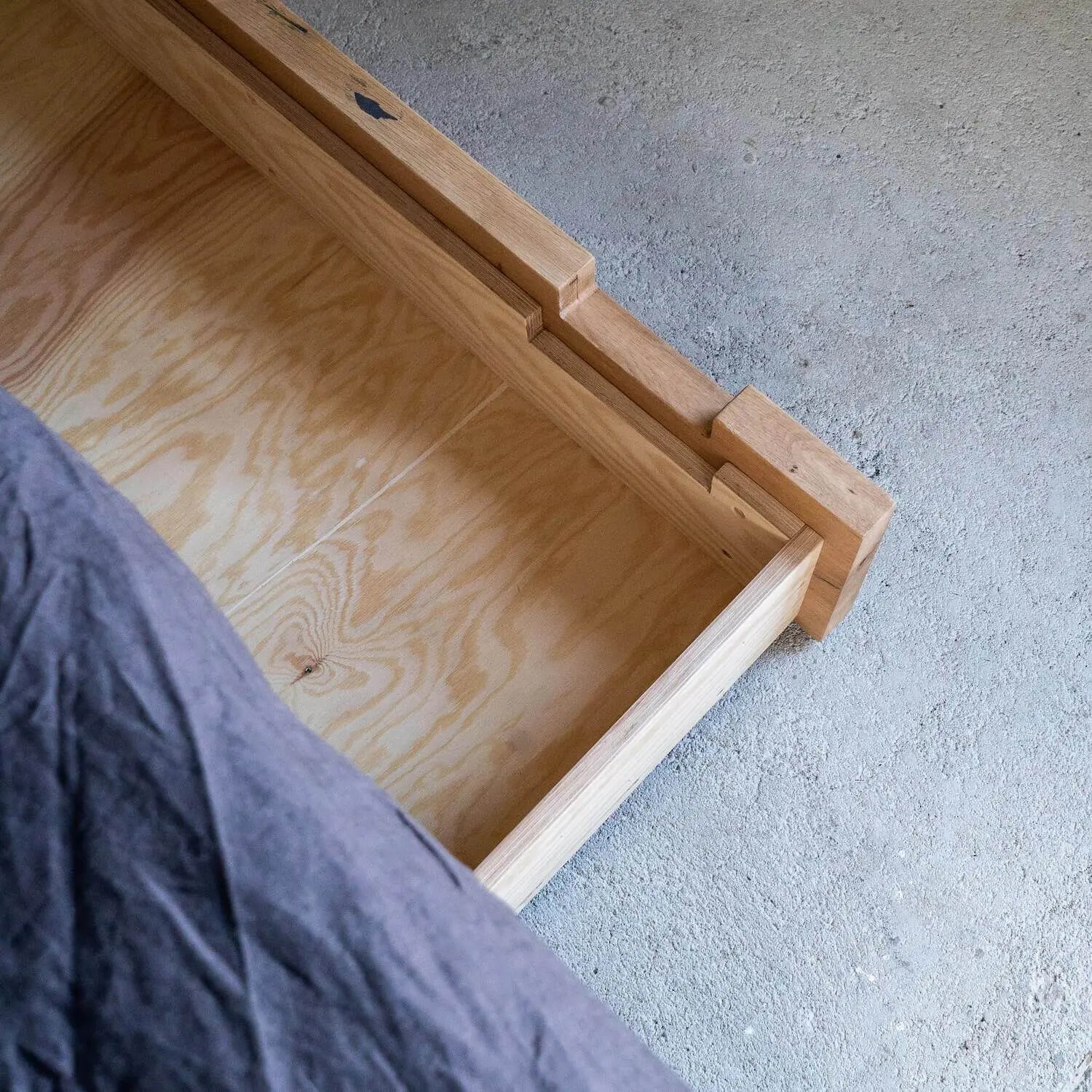 Der Stauraum vom Bett im Fokus