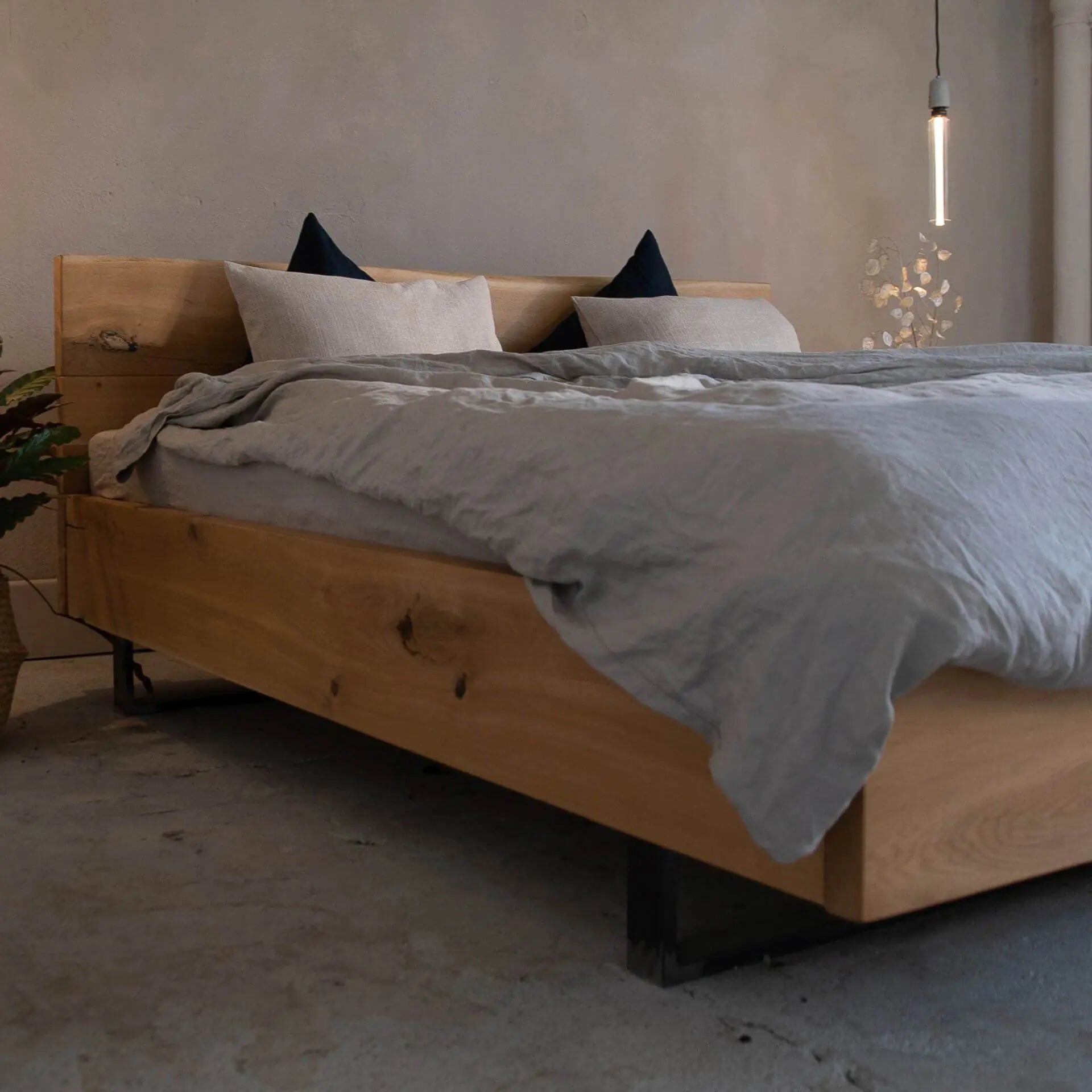 Bett im Industriedesign aus massiver Eiche