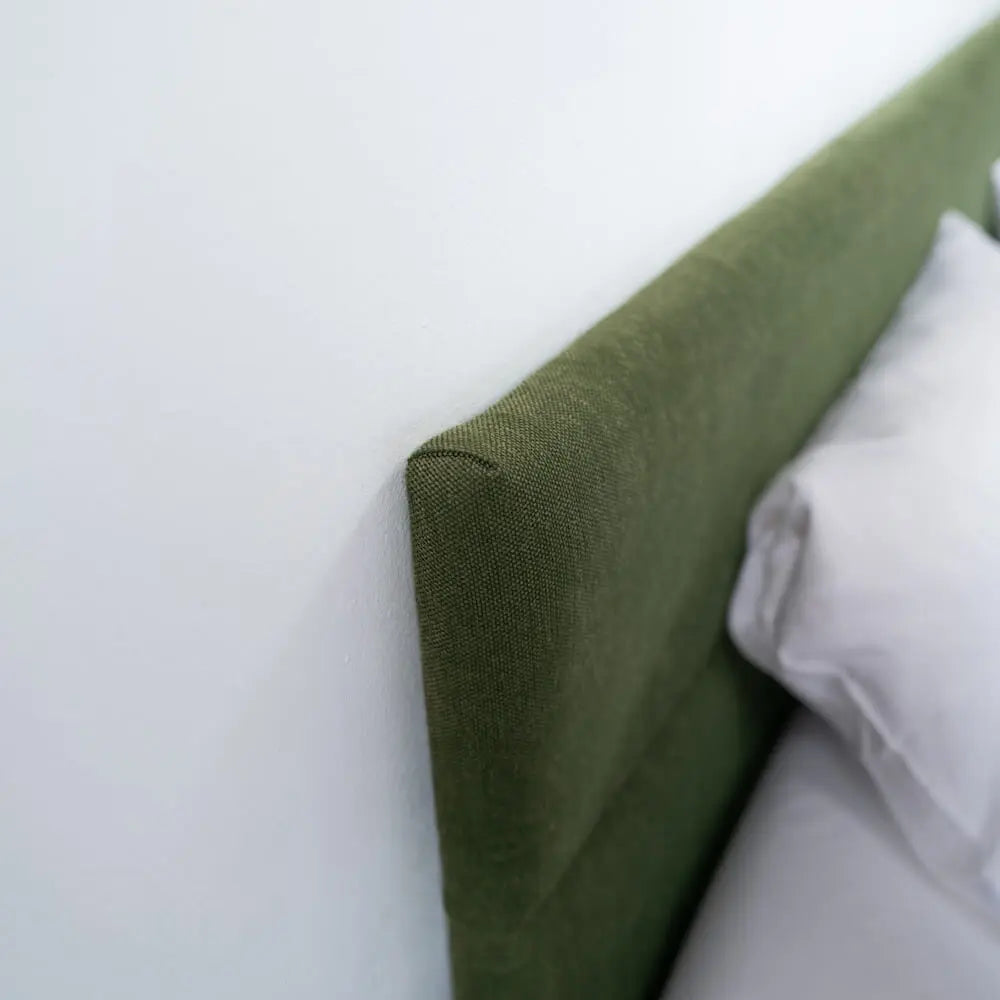 Bett "Schwebend" aus Eiche mit Bohlentextilkopfteil - Image #3