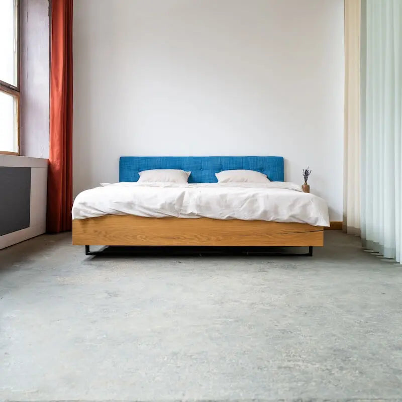 Bett "Kufen" aus Eiche mit Designtextilkopfteil - Image #1