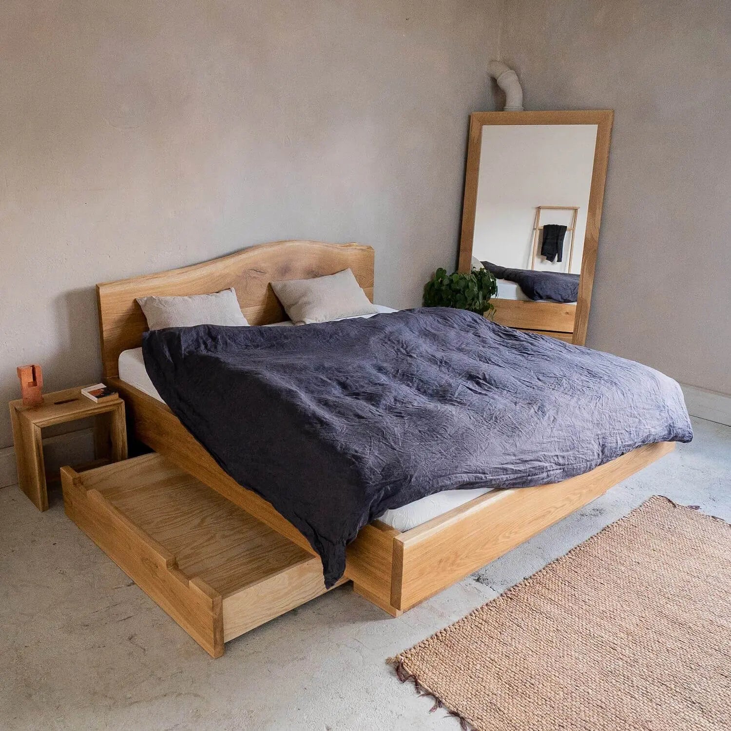Die Schublade bietet ausreichend Stauraum für unser Bett