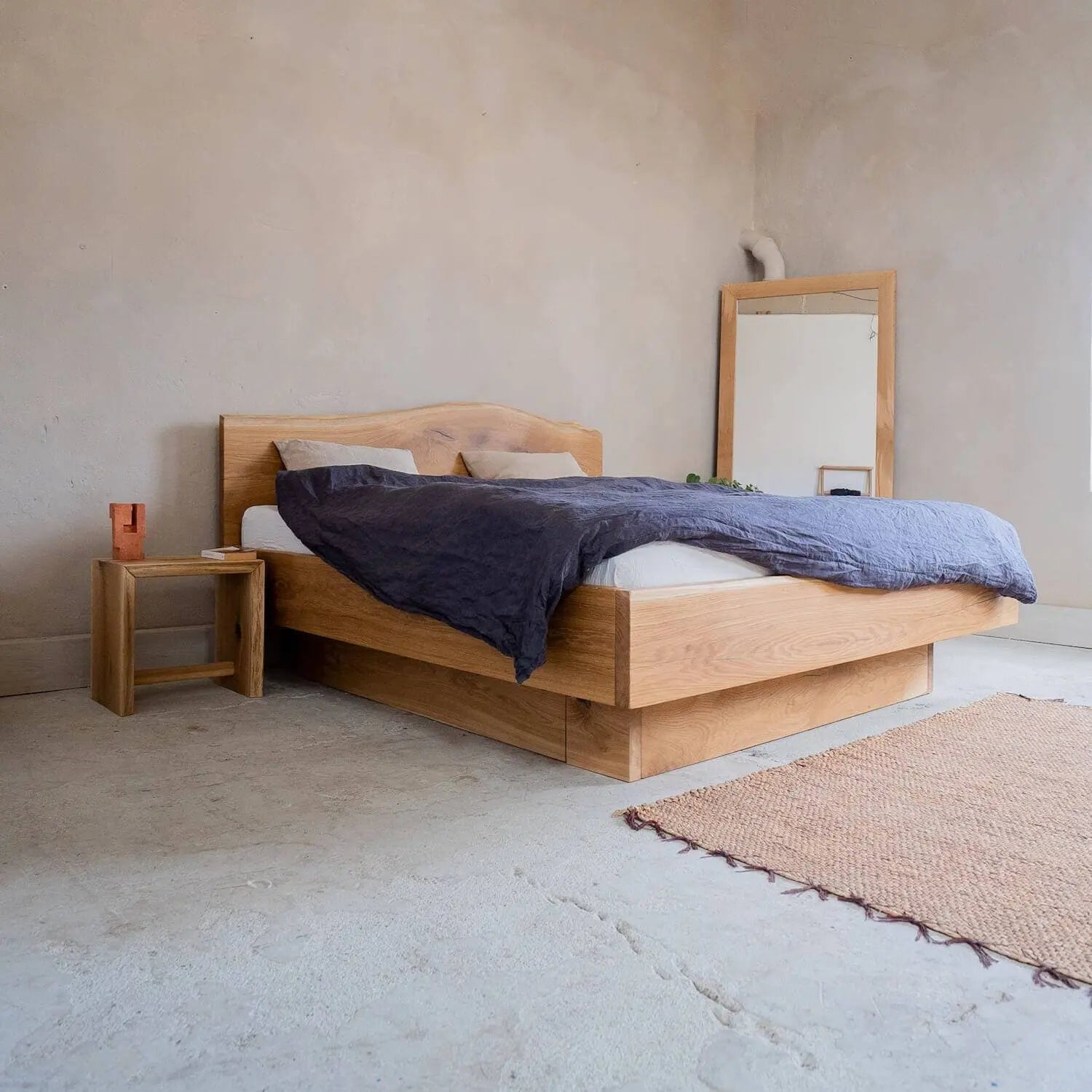Unser neues Bett mit Stauraum wirkt schwebend durch nach hinten versetzte Auflageflächen