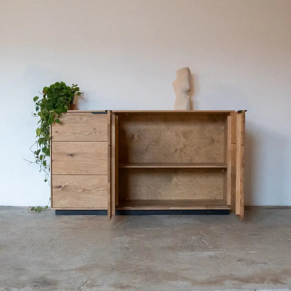 Eichenholz-Kommode mit offenen Türen, Einlegeboden, modernes Design für Schlafzimmer oder Flur.