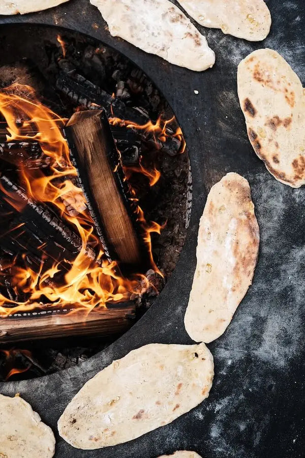 Fladenbrot auf Feuerring backen – knuspriges Brot direkt über offenem Feuer. woodcuisine Naturküche Outdoor-Backen.
