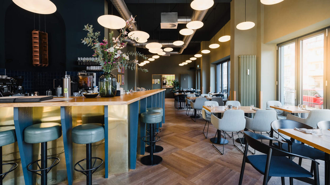 Theke aus Massivholz und Messing