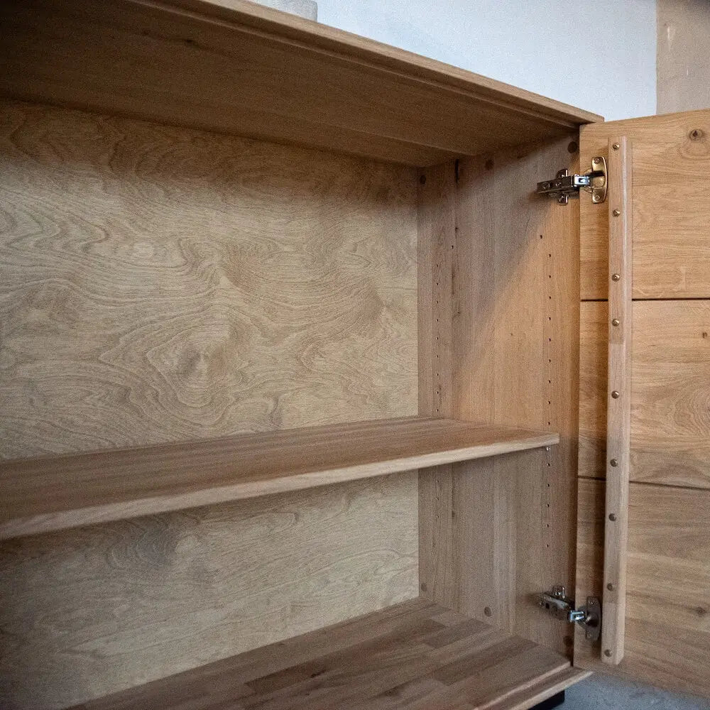 Innenansicht einer Eichenholz-Kommode mit Einlegeboden, hochwertige Verarbeitung, modernes Design.