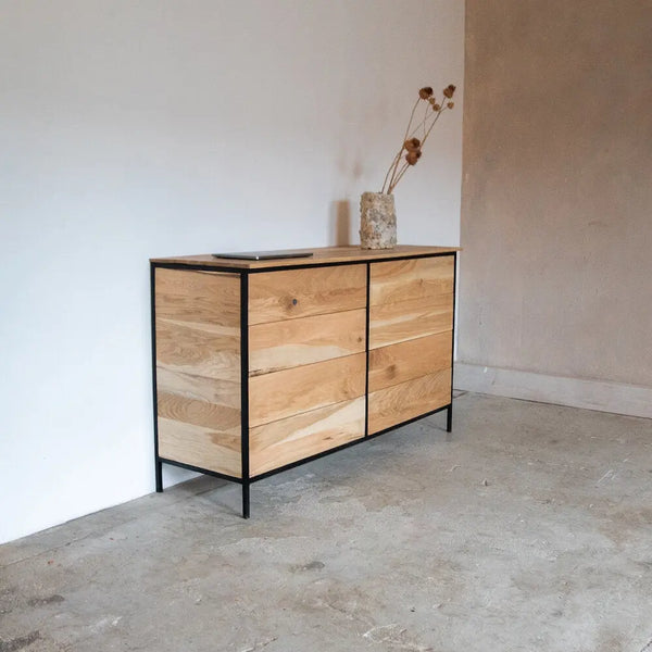 Kommode aus Eichenholz, schwarzer Metallrahmen, mit Schubladen, ideal für Schlafzimmer.
