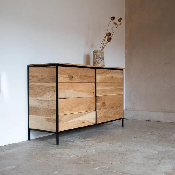 Kommode aus Eichenholz mit Schubladen, modernes Design, schwarzer Metallrahmen, minimalistisch.