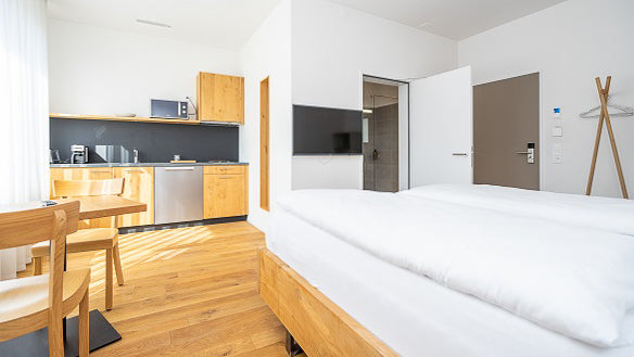 Hotelzimmer ausgestattet mit Massivholzmöbel