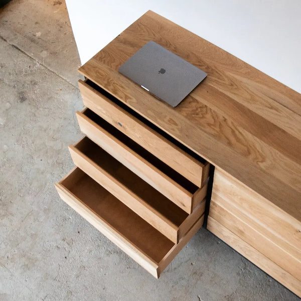 Massivholz-Kommode aus Eiche, offene Schubladen, schwarzer Metallrahmen, modernes Design.