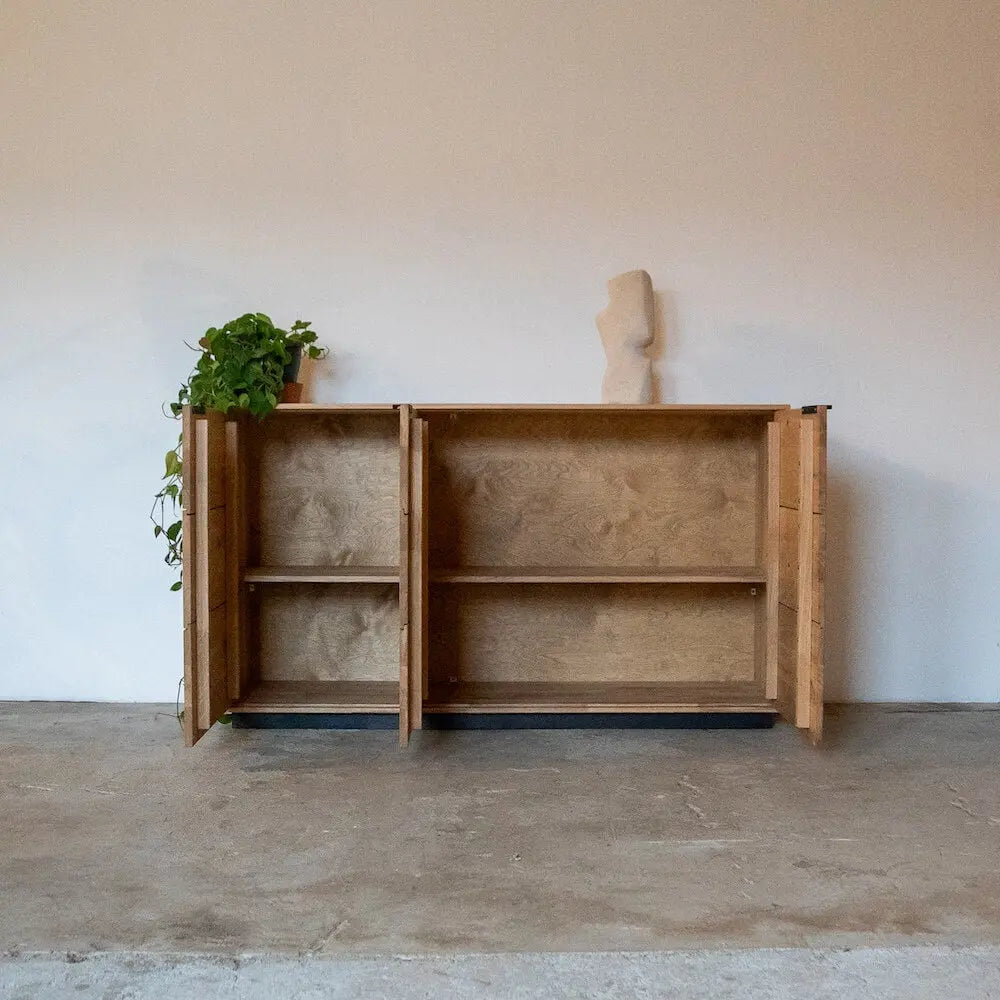 Offene Eichenholz-Kommode mit Einlegeböden, modernes und minimalistisches Design für Schlafzimmer.