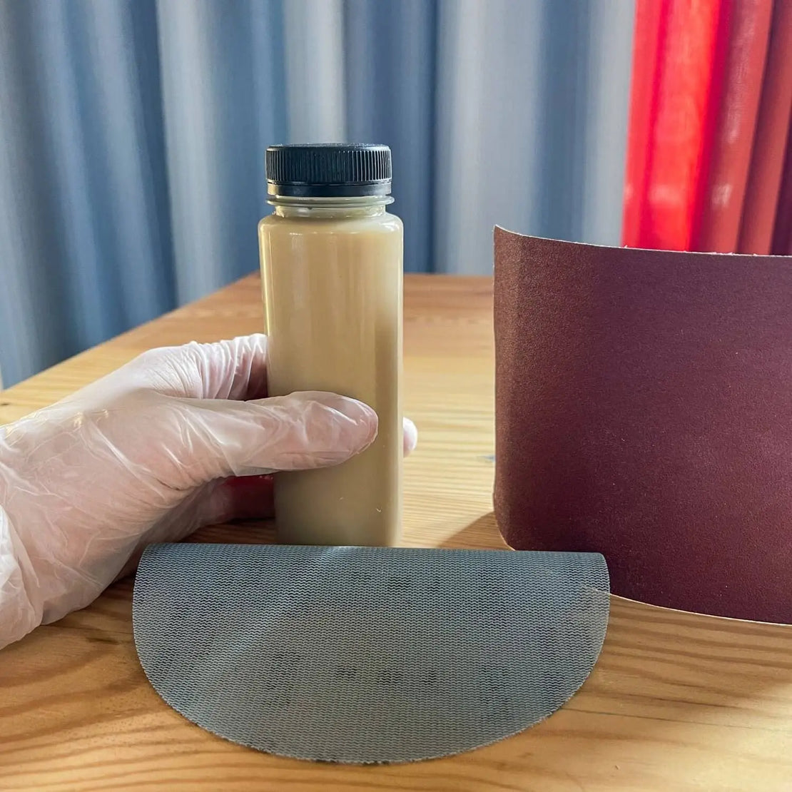 Pflegeset für Massivholzmöbel mit Ölflasche, Schleifpapier und Polierpad – ideal zur Holzpflege und Auffrischung.