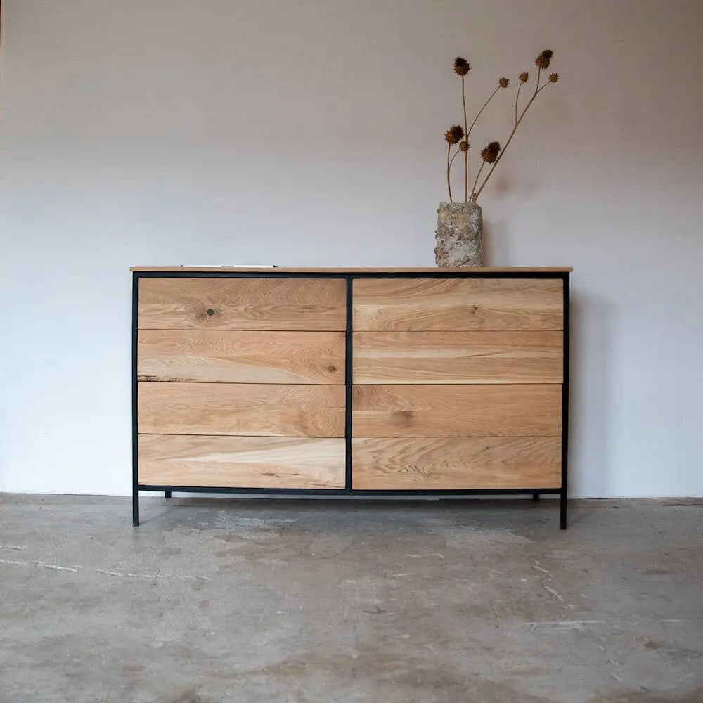 Schmale Kommode für Flur, Massivholz mit Eiche und Metall, modernes Design.