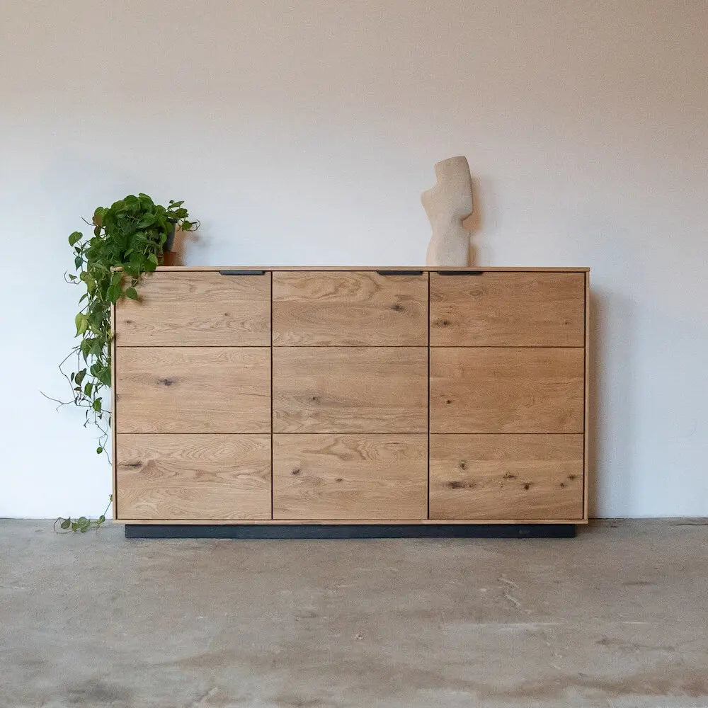 Schwebende Kommode aus Eichenholz, modernes Design mit schwarzen Griffen, ideal für Schlafzimmer.