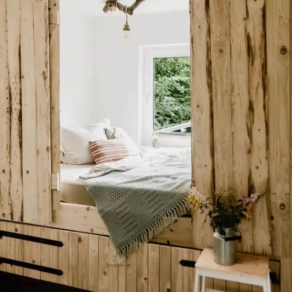Woodboom Woodcuisine – Naturverbundenes Schlafzimmer in Ferienwohnung von Harzverbunden mit Holzdetails.