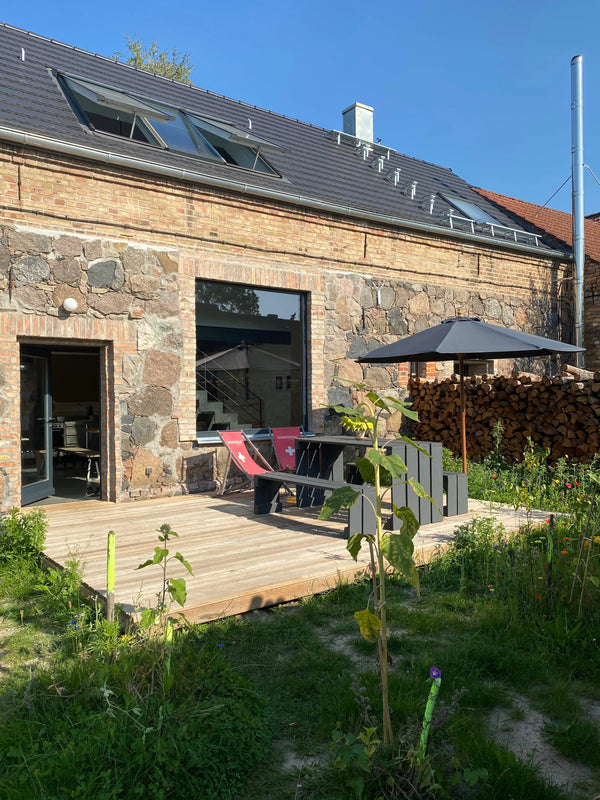 Woodcuisine auf dem Birkenhof – Natursteinhaus mit Holzterrasse, nachhaltige Möbel & Outdoor-Genuss."