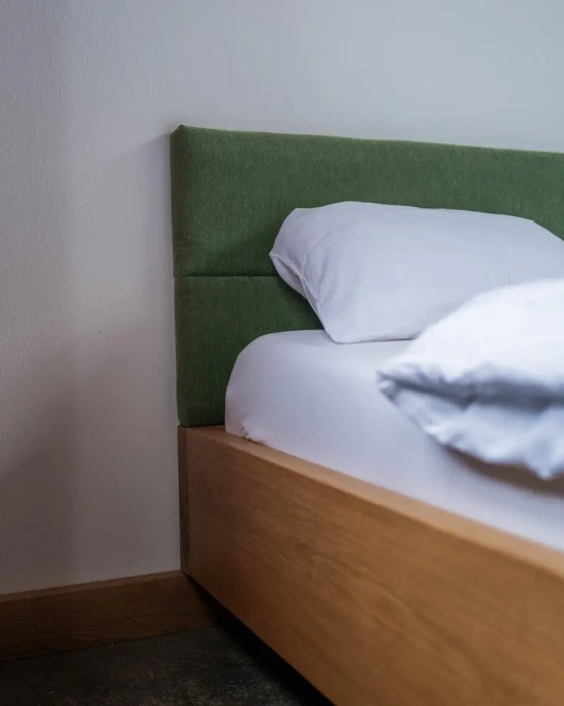 Bett "Schwebend" aus Eiche mit Bohlentextilkopfteil - Image #5