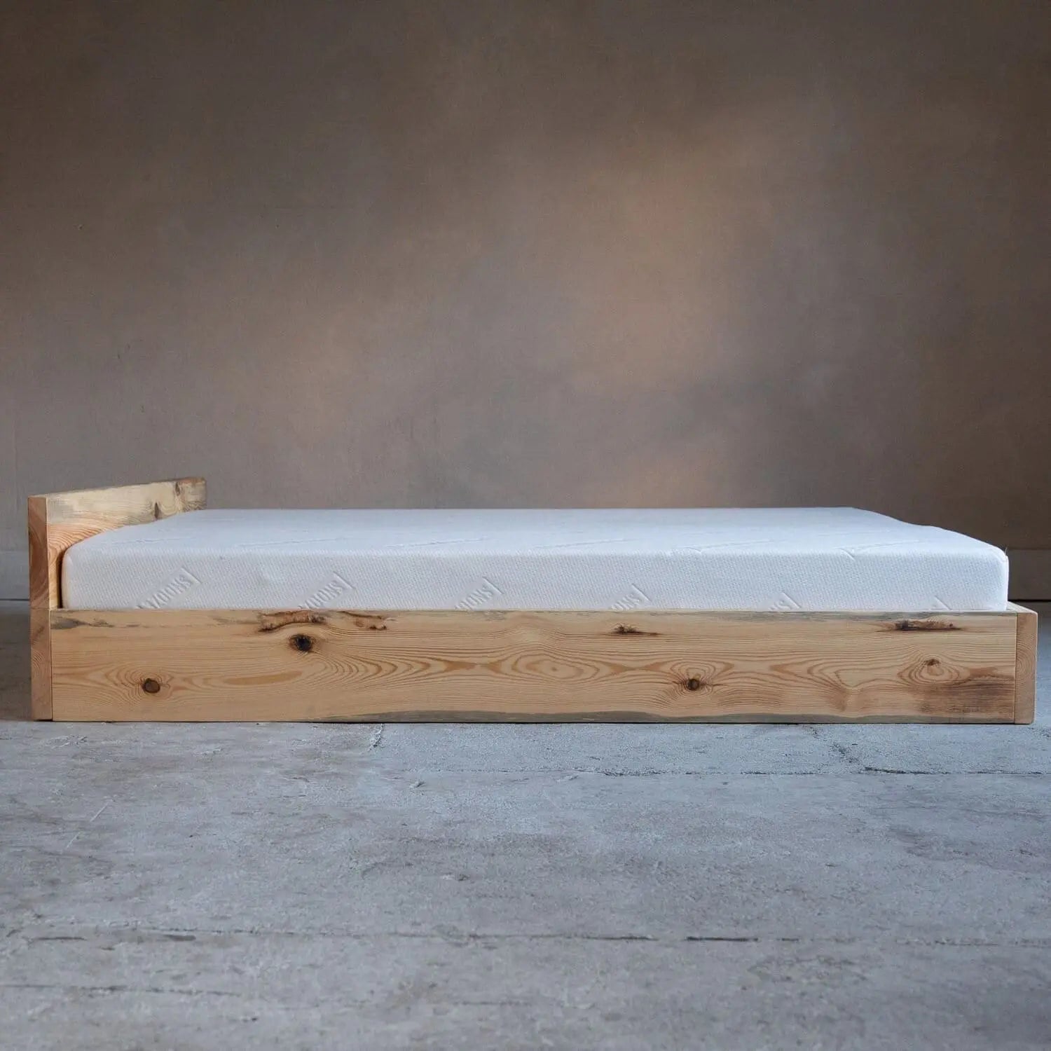 Holzbett massiv Kiefer von der Seite