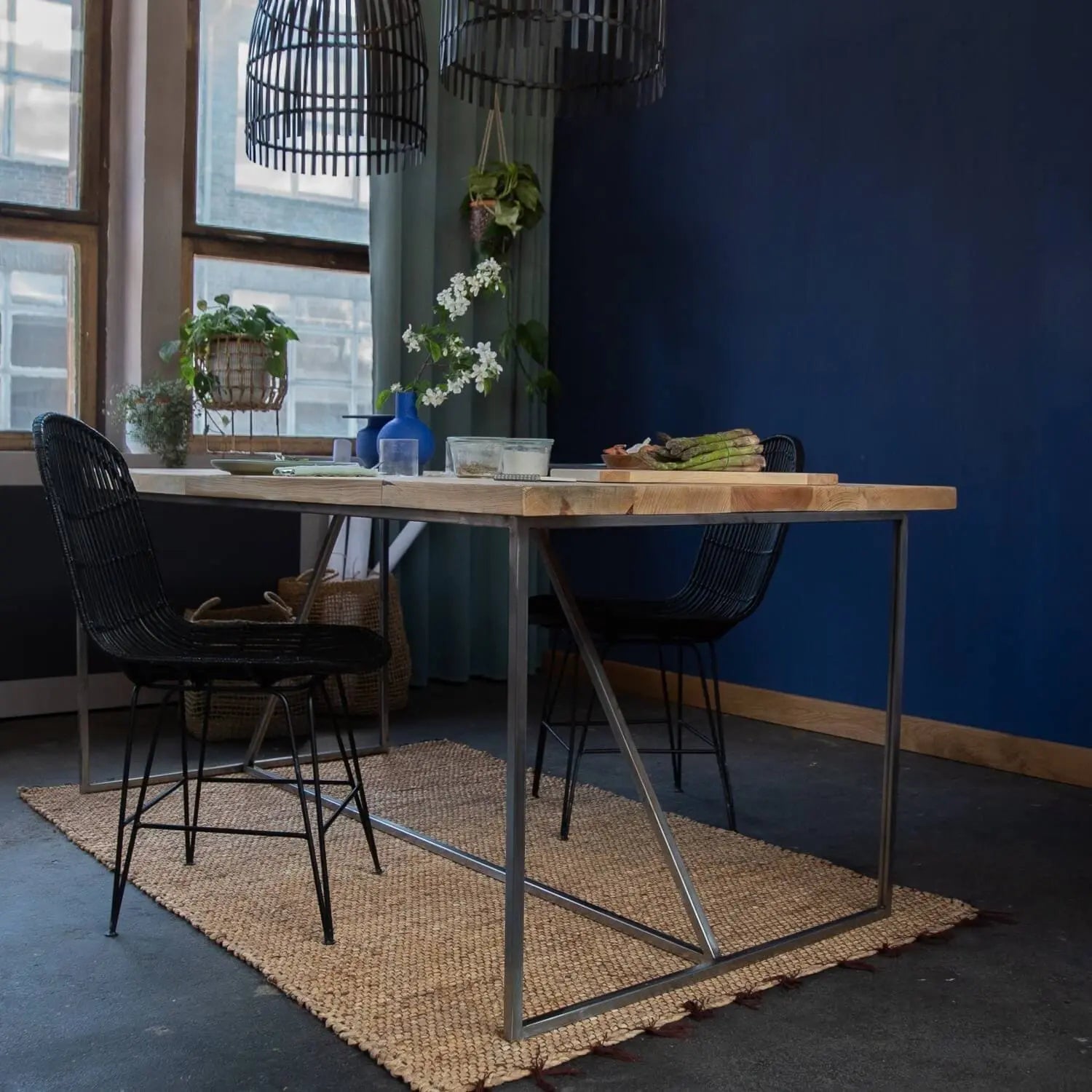 Designertisch aus Kiefernholz aus einer diagonalen Perspektive