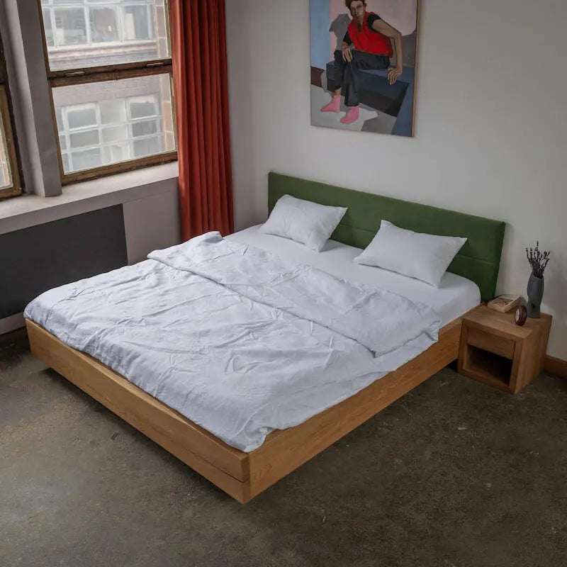 Bett "Schwebend" aus Eiche mit Bohlentextilkopfteil - Image #6
